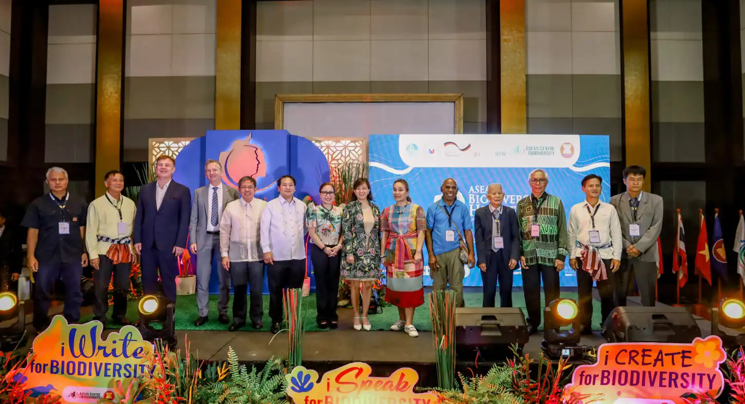 (L-R): Dr. Anhar Lubis (ASEAN Biodiversity Hero fr