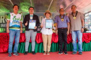 Lanao del Norte Governor Imelda Quibranza-Dimaporo (centre) and Municipality of  Nunungan Mayor Marcos Mamay (2nd from left) received the certificate of recognition from  the AHP Committee.